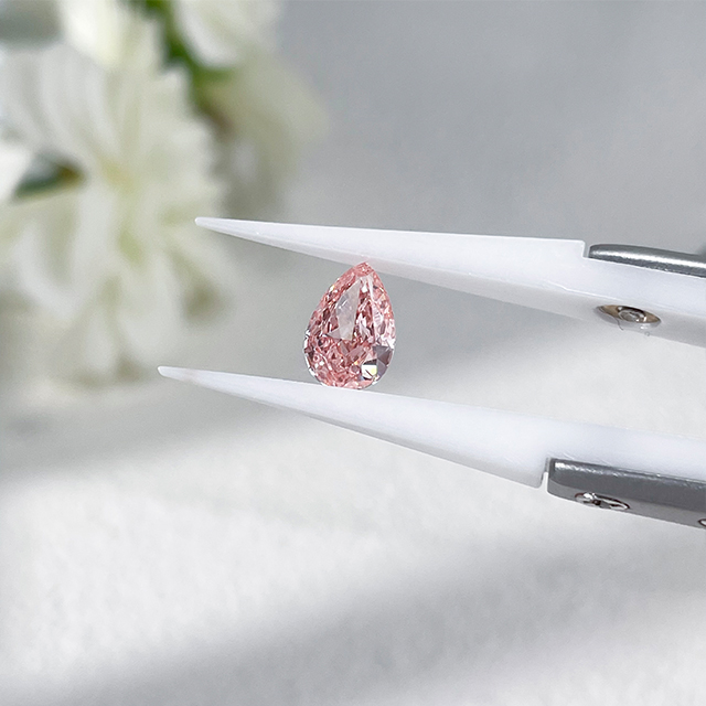 Pear Cut Vivid Pink Lab Grown Diamond ជាមួយនឹងវិញ្ញាបនបត្រ IGI