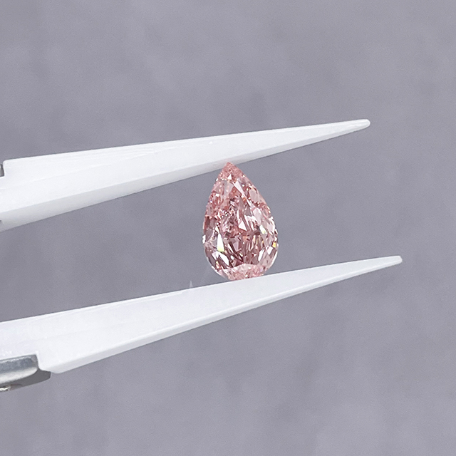 Vivid Pink Pear Cut VVS Lab Grown Diamond ជាមួយ IGI